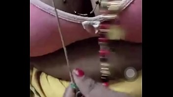 Негритоска доводит саму себя до струйного оргазма дрочкой пилотки с помощью секс машины